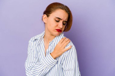 Genç Arap melez kadın omuz ağrısı çekiyor.