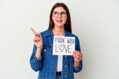 Genç, beyaz bir kadın, gezegen levhamızı koruyor. Hoş bir sürpriz bekliyor. Heyecanlı ve el kaldırıyor..