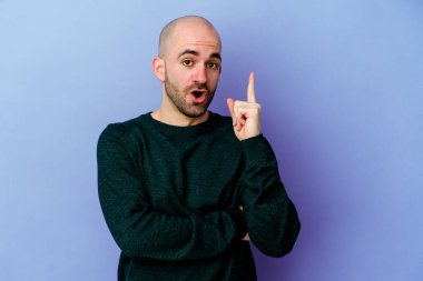 Kafkasyalı kel adam mor arka planda izole edilmiş. Harika bir fikri var. Yaratıcılık kavramı..