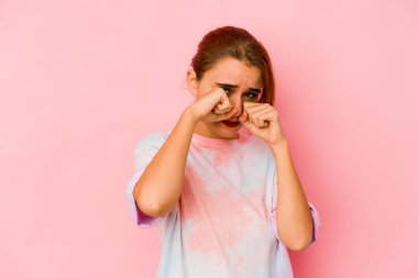 Genç Arap melez kadın bir tartışma yüzünden yumruk, öfke, kavga atıyor, boks yapıyor..