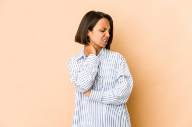 Genç İspanyol kadın sabit yaşam tarzından dolayı acı çeken boyun ağrısını izole etti..