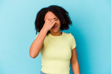 Genç Afro-Amerikan melez kadın yalnız başına, başı ağrıyor, yüzüne dokunuyor..