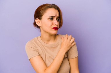 Genç Arap melez kadın omuz ağrısı çekiyor.