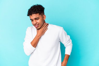 Genç Afro-Amerikan kıvırcık adamı mavi renkte izole edilmiş. Virüs ya da enfeksiyon yüzünden boğazında ağrı var..