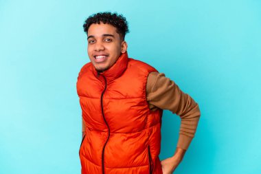 Genç Afro-Amerikan kıvırcık adamı mavi, mutlu, güler yüzlü ve neşeli.