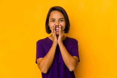 Genç İspanyol kadın sarıda izole edilmiş, dedikodu yapıyor, bir şeyleri haber veriyor..