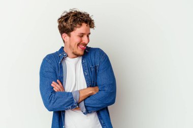 Beyaz arka planda izole edilmiş genç beyaz bir adam. Komik ve dost canlısı bir dil uzatıyor..