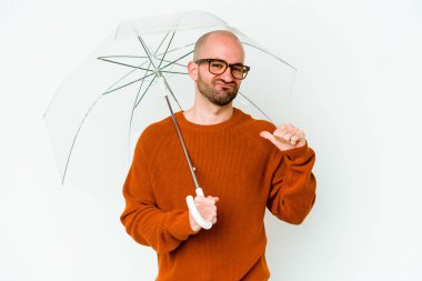 Bir şemsiye tutan genç kel adam gururlu ve kendinden emin hissediyor, örnek olarak..