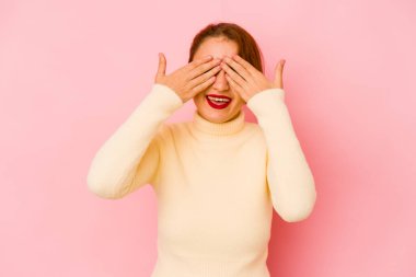 Genç Arap melez kadın elleriyle gözlerini kapatıyor, gülümseyerek bir sürpriz bekliyor..