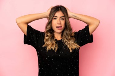 Kafkasyalı genç kadın çığlıklar atıyor, çok heyecanlı, tutkulu, bir şeyden memnun..