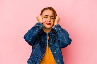 Genç Arap melez kadın ağlıyor, bir şeyden memnun değil, acı ve karmaşa konsepti..