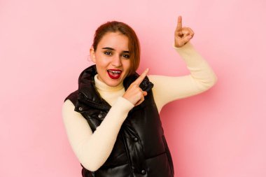 Genç Arap melez kadın dans ediyor ve eğleniyor..