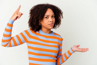 Genç Afro-Amerikan melez kadın kendini izole edip bir ürünü elinde tutuyor..