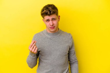 Sarı arka planda izole edilmiş genç beyaz adam, kadının hiç parası olmadığını gösteriyor..