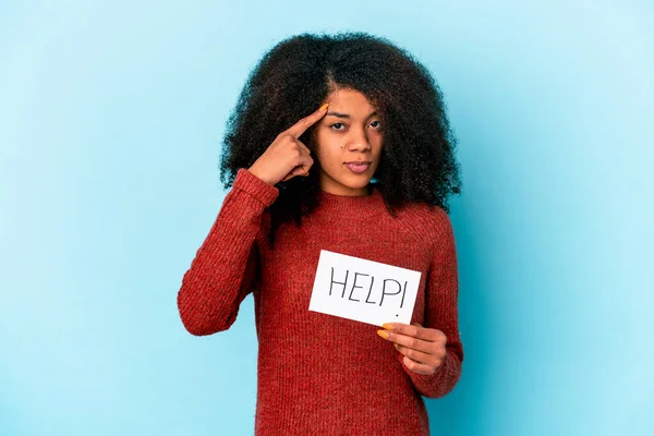 Genç Afro Amerikan Kıvırcık Kadın Elinde Yardım Levhası Ile Tapınağı — Stok fotoğraf