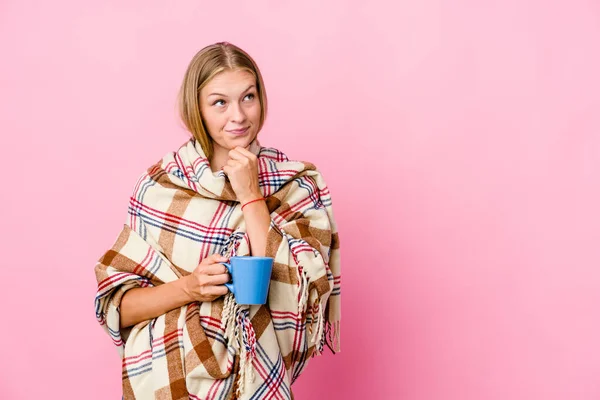 Mujer Rusa Joven Envuelta Una Manta Bebiendo Café Mirando Hacia —  Fotos de Stock