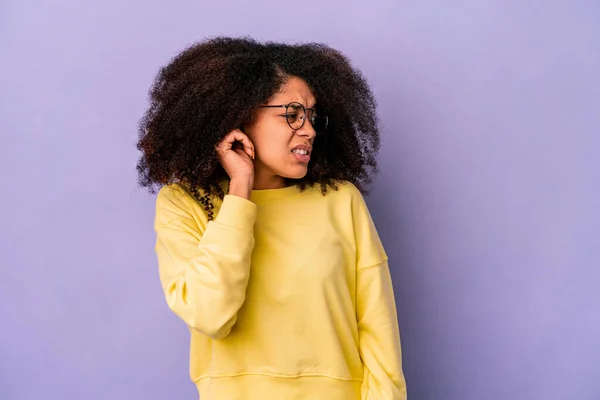 Junge Afrikanisch Amerikanische Lockige Frau Isoliert Auf Lila Hintergrund Die — Stockfoto