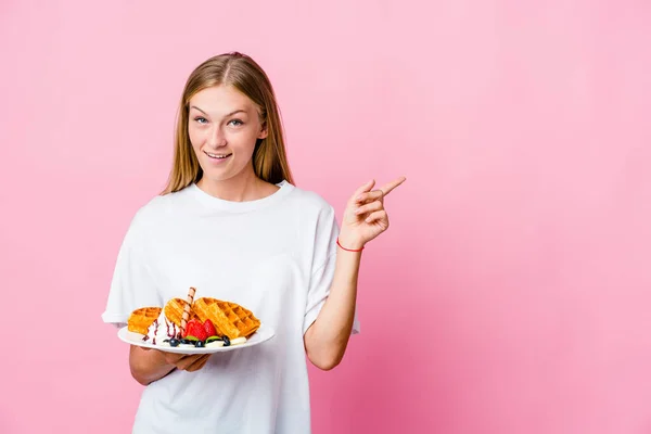 Genç Rus Kadın Yalnız Başına Waffle Yiyor Gülümsüyor Işaret Parmağıyla — Stok fotoğraf