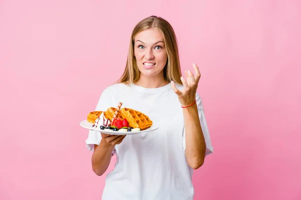 年轻的俄罗斯女人吃着华夫饼 紧张地大叫着 — 图库照片