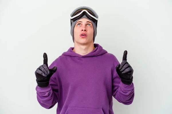 Jovem Segurando Snowboard Isolado Fundo Branco Apontando Cabeça Com Boca — Fotografia de Stock
