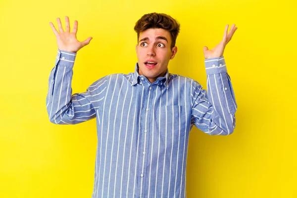 Jonge Blanke Man Poseren Kleur Achtergrond — Stockfoto