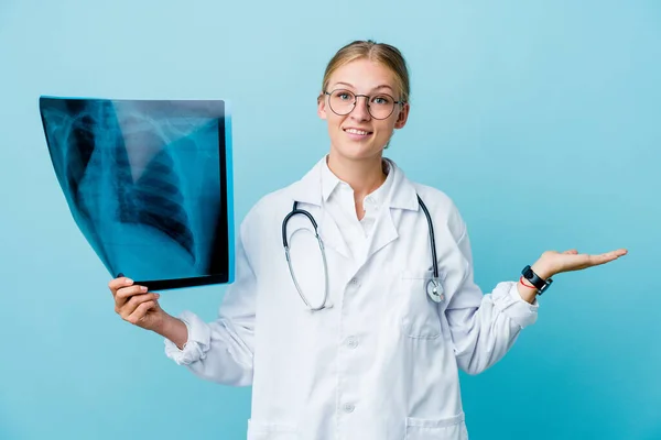 Jovem Russa Médico Mulher Segurando Uma Varredura Óssea Azul Faz — Fotografia de Stock