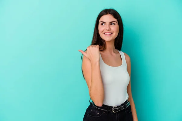 Giovane Donna Caucasica Isolata Punti Sfondo Blu Con Pollice Lontano — Foto Stock