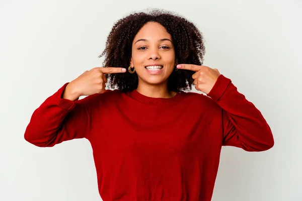 Genç Afro Amerikan Melez Kadın Tebessümlerini Izole Edip Parmaklarını Ağıza — Stok fotoğraf