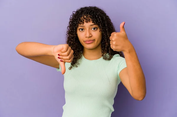 親指と親指を下に示す孤立した若いアフリカ系アメリカ人のアフロ女性 難しい選択の概念 — ストック写真