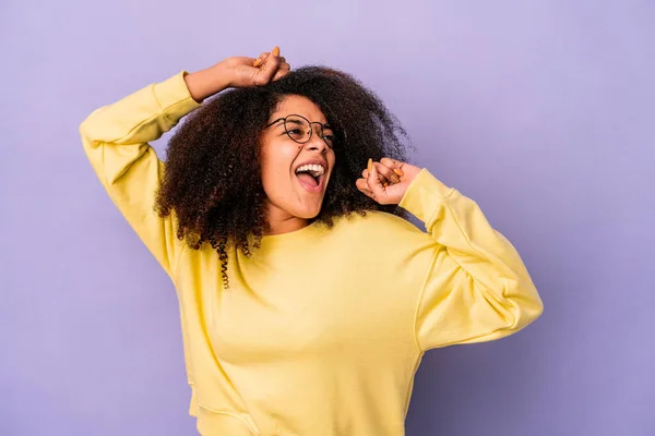 Jovem Afro Americana Encaracolado Mulher Isolada Fundo Roxo Comemorando Dia — Fotografia de Stock