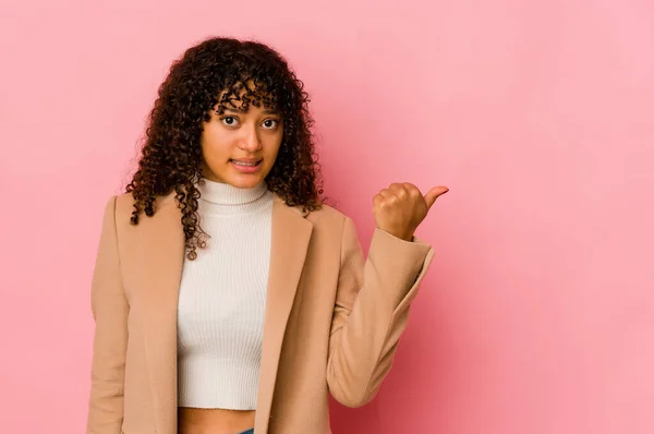 Jovem Afro Americana Africana Isolada Chocada Apontando Com Dedos Indicadores — Fotografia de Stock