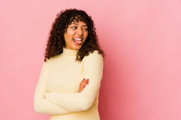 Jovem Afro Americano Africano Mulher Isolado Engraçado Amigável Saindo Língua — Fotografia de Stock