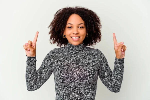 Joven Afroamericana Mestiza Aislada Indica Con Ambos Dedos Delanteros Hacia —  Fotos de Stock