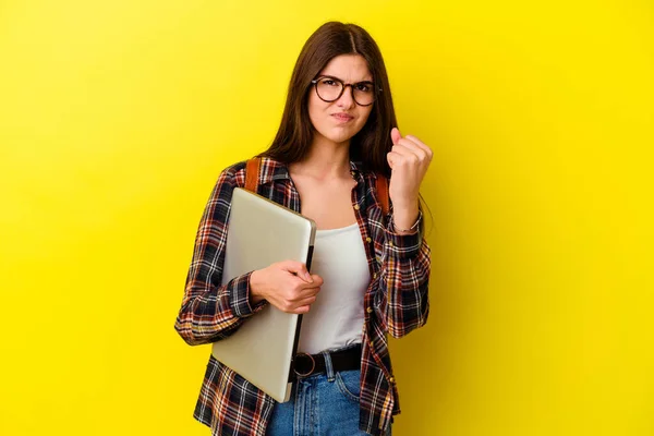 Mladá Běloška Studentka Drží Notebook Izolovaný Růžovém Pozadí Ukazující Pěst — Stock fotografie