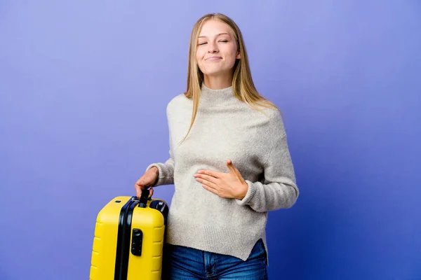 Joven Mujer Rusa Sosteniendo Maleta Para Viajar Toca Barriga Sonríe —  Fotos de Stock