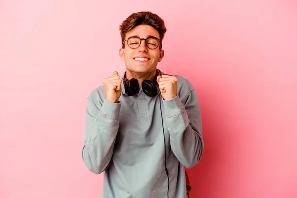 Mladý Student Izolovaný Růžovém Pozadí Zvedající Pěst Pocit Šťastný Úspěšný — Stock fotografie