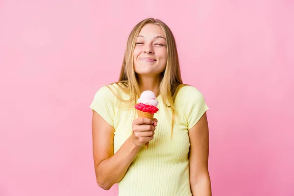 Giovane Donna Russa Mangiare Gelato Isolato Ride Chiude Gli Occhi — Foto Stock