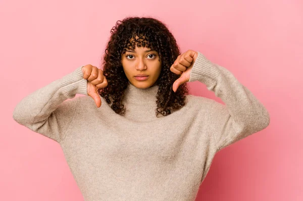 若いアフリカ系アメリカ人のアフロ女性は嫌なジェスチャーを示す孤立した 親指ダウン 意見の相違 — ストック写真