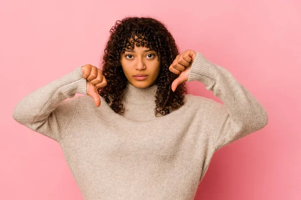 Jovem Afro Americana Africana Isolada Mostrando Gesto Antipatia Polegares Para — Fotografia de Stock