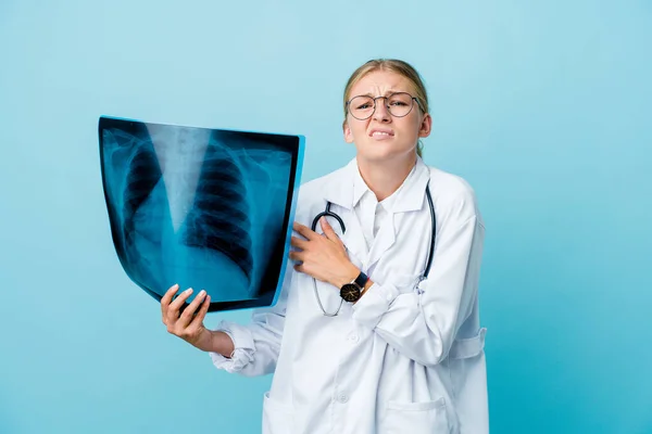 Jeune Femme Médecin Russe Tenant Une Scintigraphie Osseuse Sur Bleu — Photo