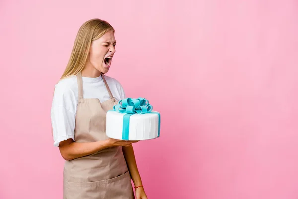 Joven Panadera Rusa Sosteniendo Delicioso Pastel Gritando Hacia Espacio Copia —  Fotos de Stock