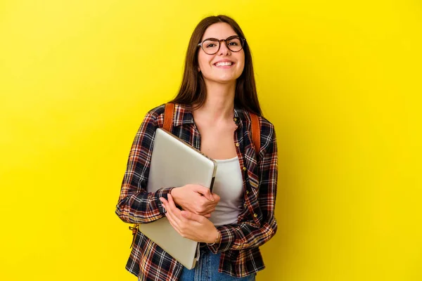 Joven Estudiante Caucásica Sosteniendo Portátil Aislado Sobre Fondo Rosa Riendo —  Fotos de Stock