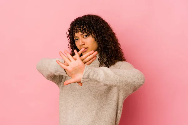 Joven Afroamericana Afro Mujer Aislada Haciendo Gesto Negación —  Fotos de Stock