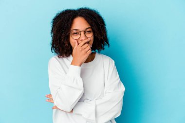 Genç Afro-Amerikan melez kadın kendini üzgün ve düşünceli hisseden, kopyalama alanına bakan..