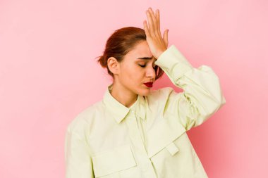 Genç Arap melez kadın bir şeyi unutuyor. Alnına avuç içiyle vurup gözlerini kapatıyor..