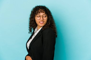 Genç Afro-Amerikan Afro kadın yalnız, gülümseyen, neşeli ve hoş bakışları bir yana bırak..