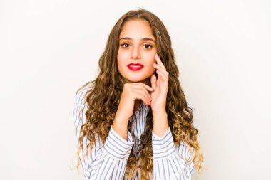 Genç, kıvırcık, beyaz tenli, yakından bakan bir kadın.