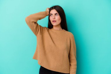 Mavi arka planda izole edilmiş genç beyaz kadın şok geçiriyordu. Önemli bir toplantıyı hatırladı..