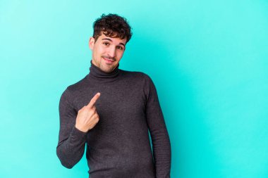 Kafkasyalı genç adam mavi arka planda izole edilmiş seni işaret ediyor sanki davet ediliyormuş gibi..