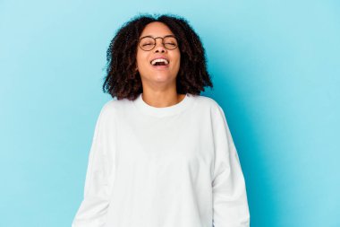 Genç Afro-Amerikan melez kadın şüpheli ve şüpheci bir ifadeyle yanlamasına bakıyor..